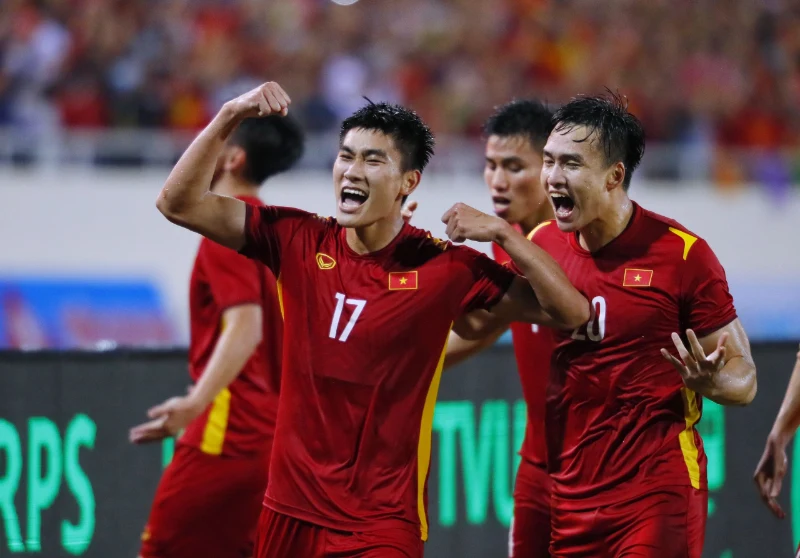 Nhâm Mạnh Dũng giúp Việt Nam nâng tỷ số lên 1-0